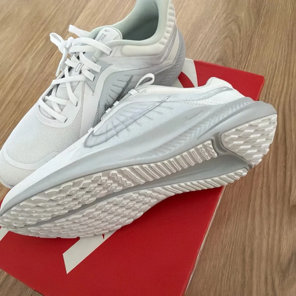Nike White Metallic silver WMNS NIKE QUEST 5 size 9.5!Athletic Sneakers 👟 new
